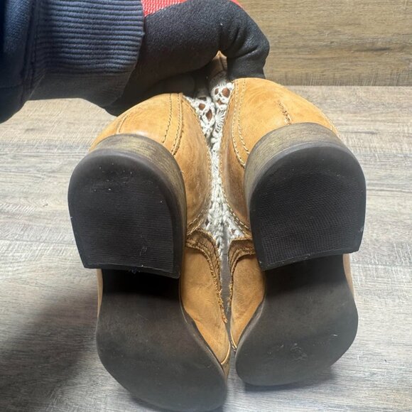 The Steve Madden Thundr-C Vintage Crocheted Lace Panels Ankle Boots in Women's S - Picture 4 of 7